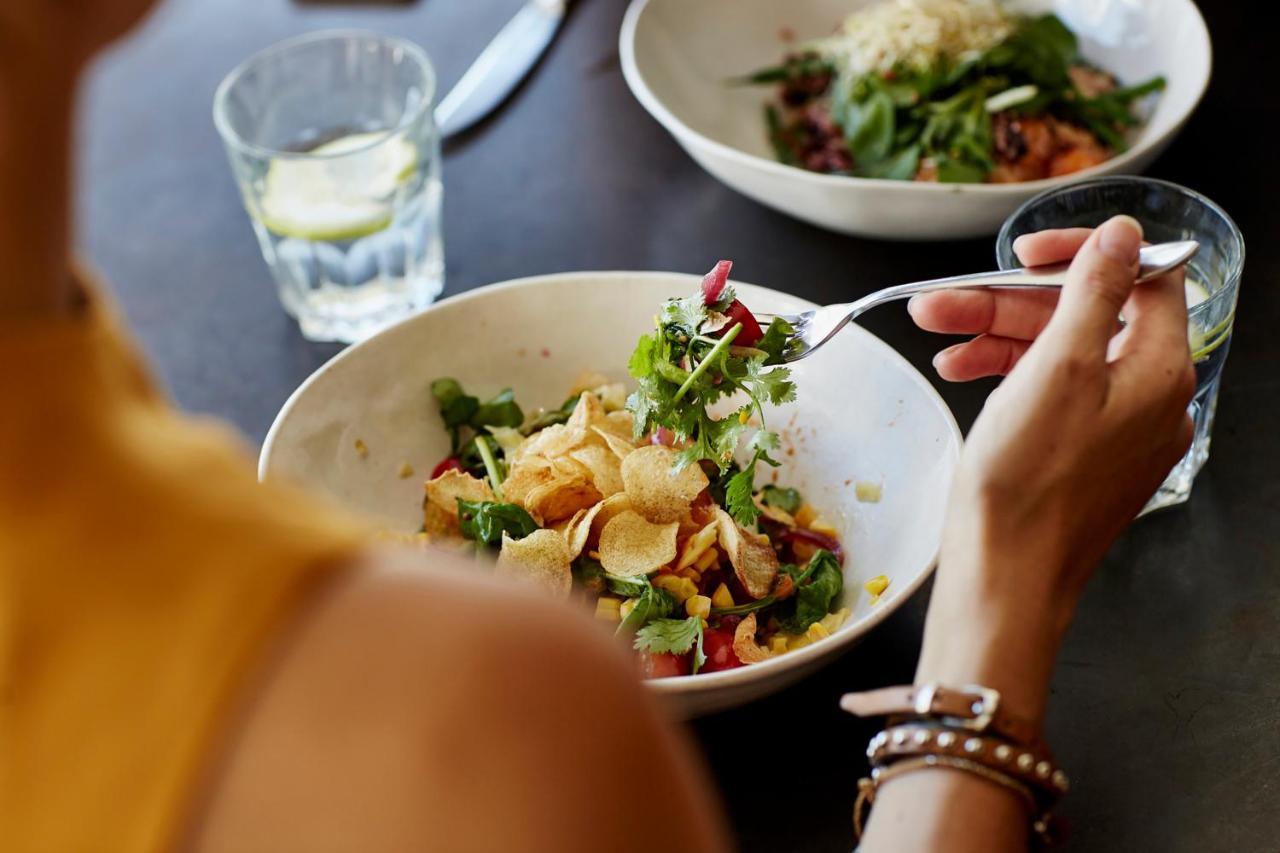 Hyatt Place Jaipur Malviya Nagar Exterior foto A woman eating a salad