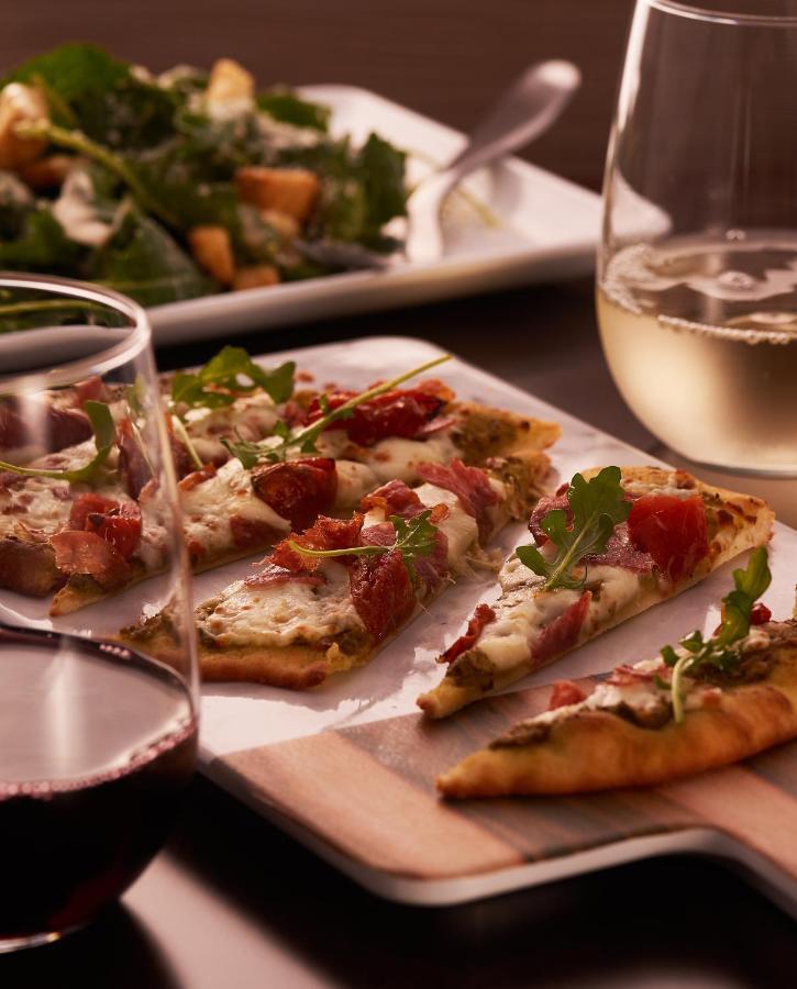 Hyatt Place Jaipur Malviya Nagar Exterior foto A flatbread with prosciutto and mozzarella