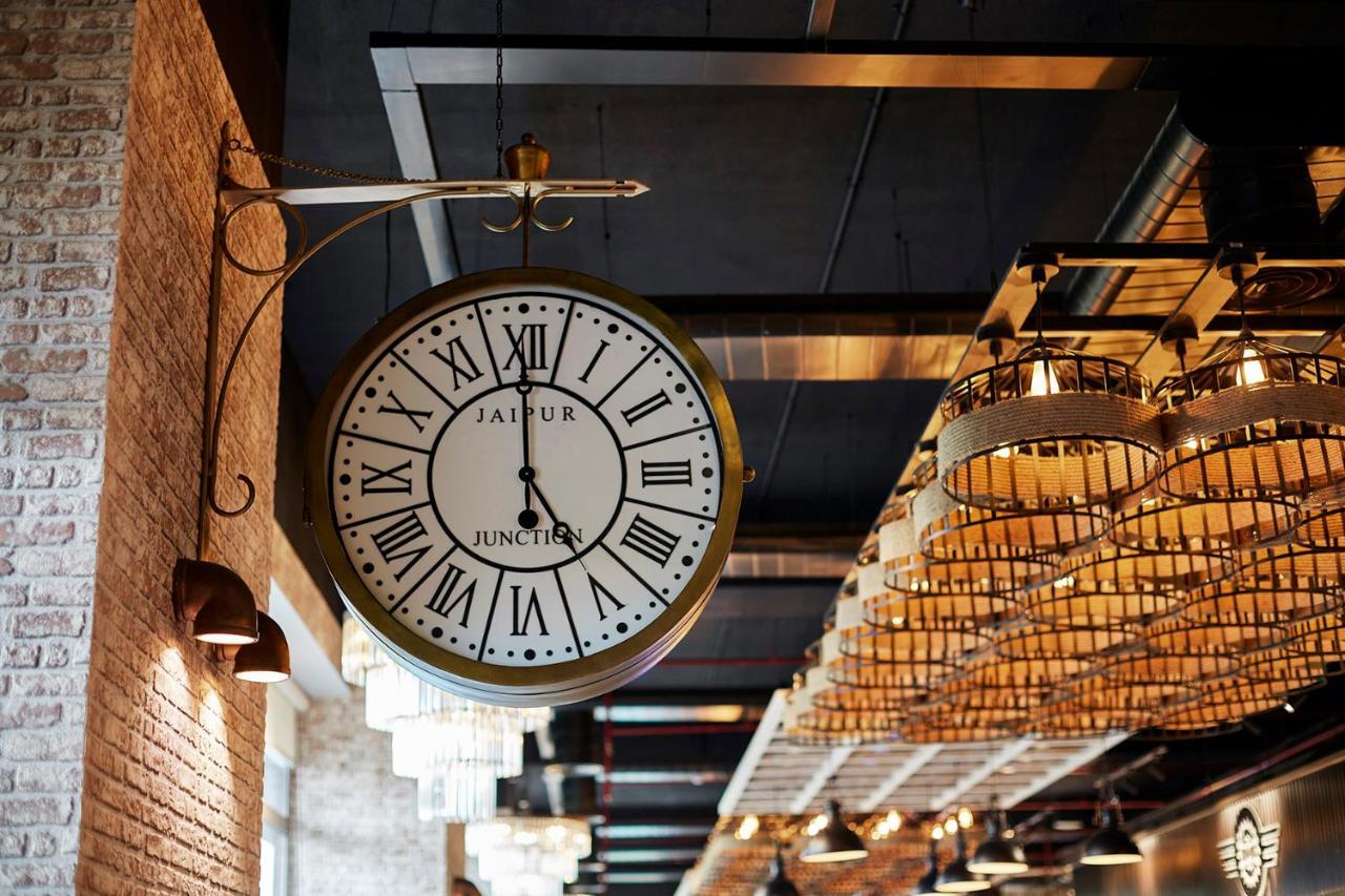 Hyatt Place Jaipur Malviya Nagar Exterior foto The clock at the entrance of the station