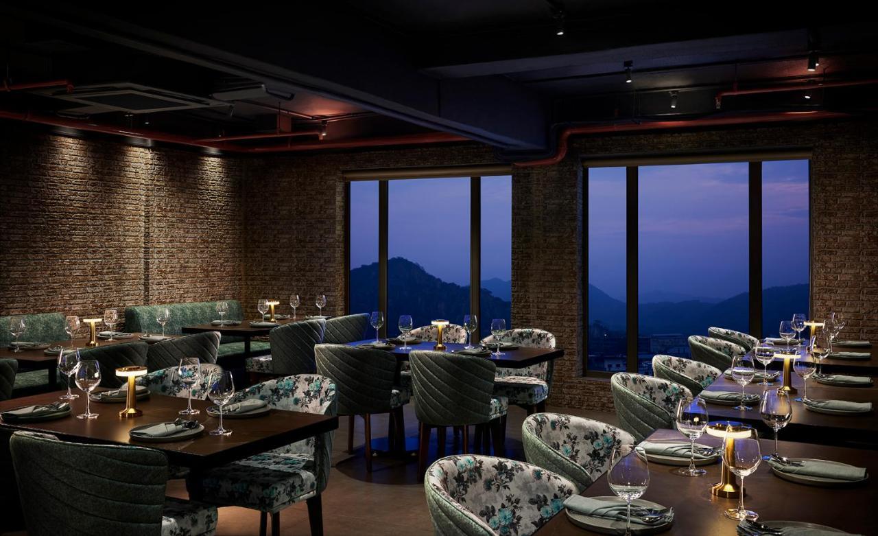 Hyatt Place Jaipur Malviya Nagar Exterior foto The Peak Lounge