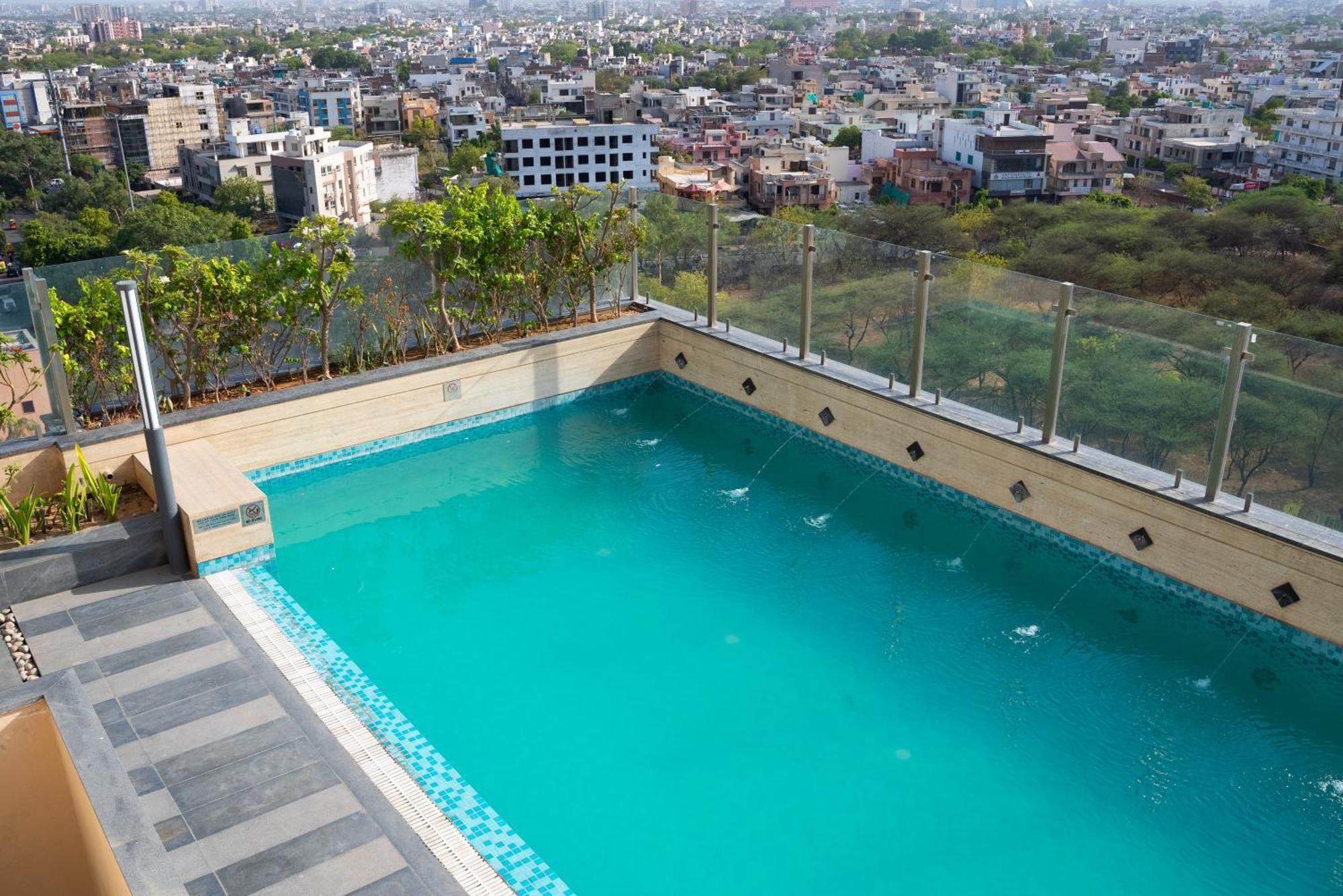 Hyatt Place Jaipur Malviya Nagar Exterior foto Swimming pool at the hotel